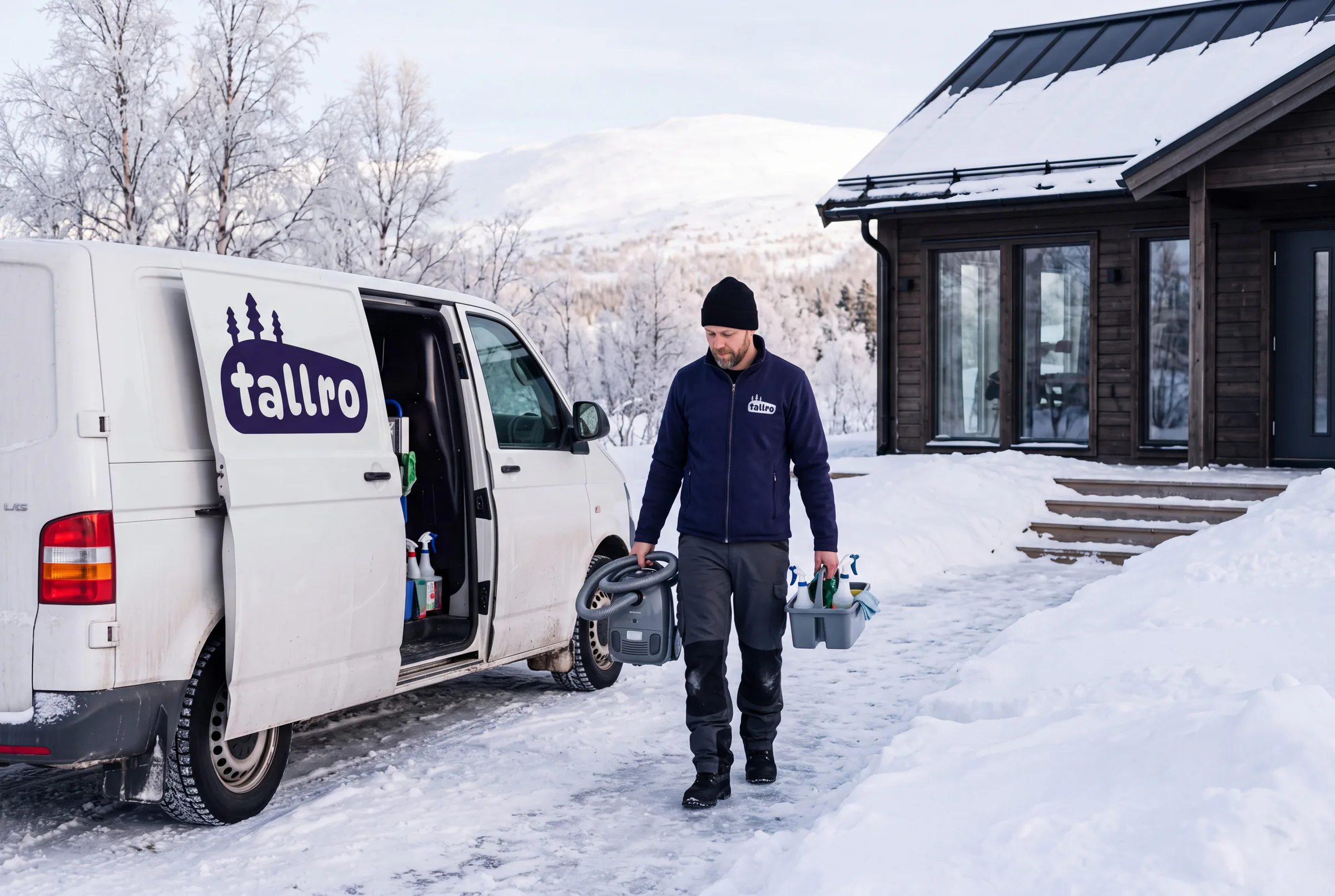 Illustration: en städare i marinblå arbetströja bär dammsugare och städkorg från en vit skåpbil till en stuga i snön.